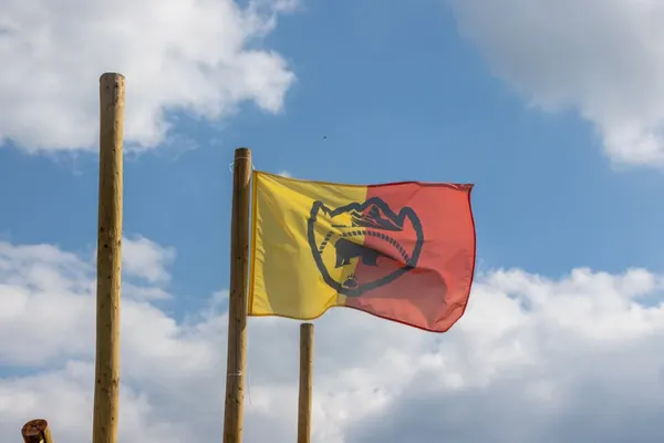 Onze vlag in de wind, bekijk meer op Instagram (opent in een nieuw tabblad)