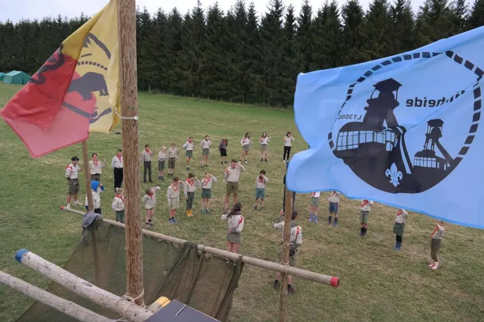 Vlaggengroet op het kampterrein